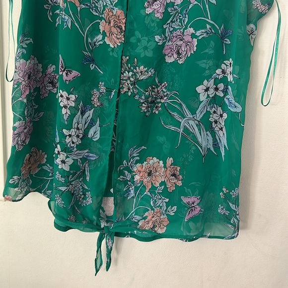Sleeveless green blouse with flowers. Tie-front. - Picture 4 of 7